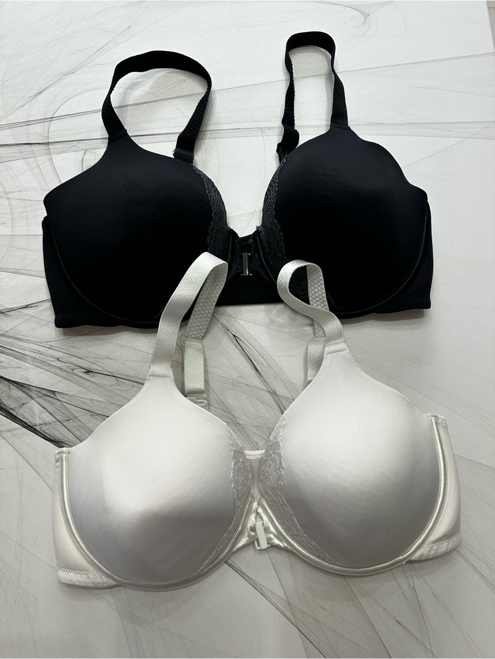 Vanity Fair 76383 Front Close Bra 38D Bundle Black White Discontinued EUC